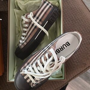 Burberry sneakers (women)